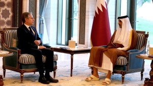 El secretario de Estado de Estados Unidos, Antony Blinken, y el emir de Qatar, el jeque Tamim bin Hamad Al Thani, asisten a una reunión en Lusail, Qatar, en octubre. (Crédito: Jacquelyn Martín/Reuters)