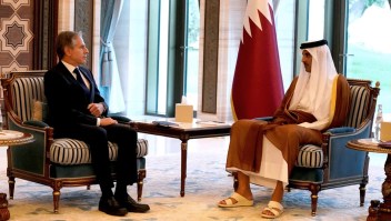 El secretario de Estado de Estados Unidos, Antony Blinken, y el emir de Qatar, el jeque Tamim bin Hamad Al Thani, asisten a una reunión en Lusail, Qatar, en octubre. (Crédito: Jacquelyn Martín/Reuters)