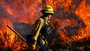 Un bombero trabaja para extinguir el Highland Fire, un incendio forestal cerca de Aguanga, California, el 31 de octubre de 2023. (Crédito: Mike Blake/Reuters)