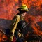 Un bombero trabaja para extinguir el Highland Fire, un incendio forestal cerca de Aguanga, California, el 31 de octubre de 2023. (Crédito: Mike Blake/Reuters)