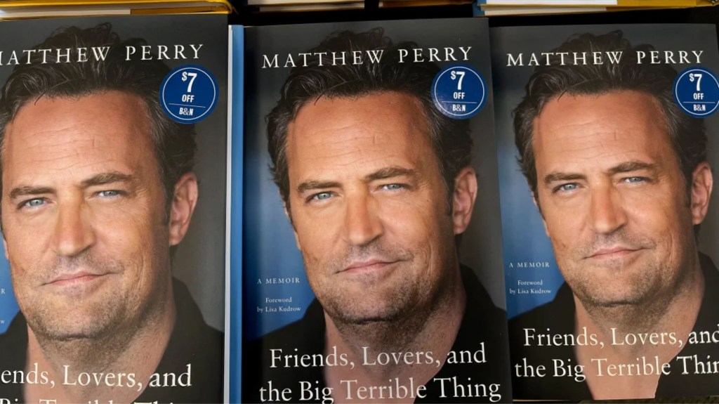 "Friends, Lovers, and the Big Terrible Thing", memorias de Matthew Perry, publicadas en 2022. (Crédito: Julia Weeks/AP)