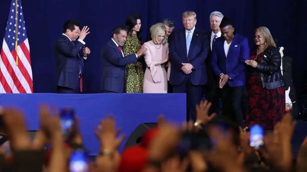 Líderes religiosos oran por el presidente Donald Trump durante un evento de campaña "Evangélicos por Trump" el 3 de enero de 2020 en Miami, Florida. (Crédito: Joe Raedle/Getty Images)