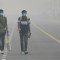 Personas con máscaras caminan por el sendero Kartavya en medio de una intensa contaminación en Nueva Delhi, India, el 5 de noviembre de 2023. (Crédito: ARUN SANKAR/AFP vía Getty Images)