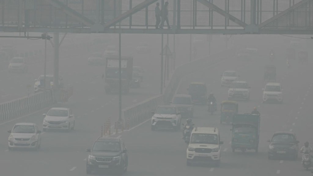Viajeros recorren una carretera en medio de una intensa contaminación en Nueva Delhi el 5 de noviembre de 2023. (Crédito: ARUN SANKAR/AFP vía Getty Images)