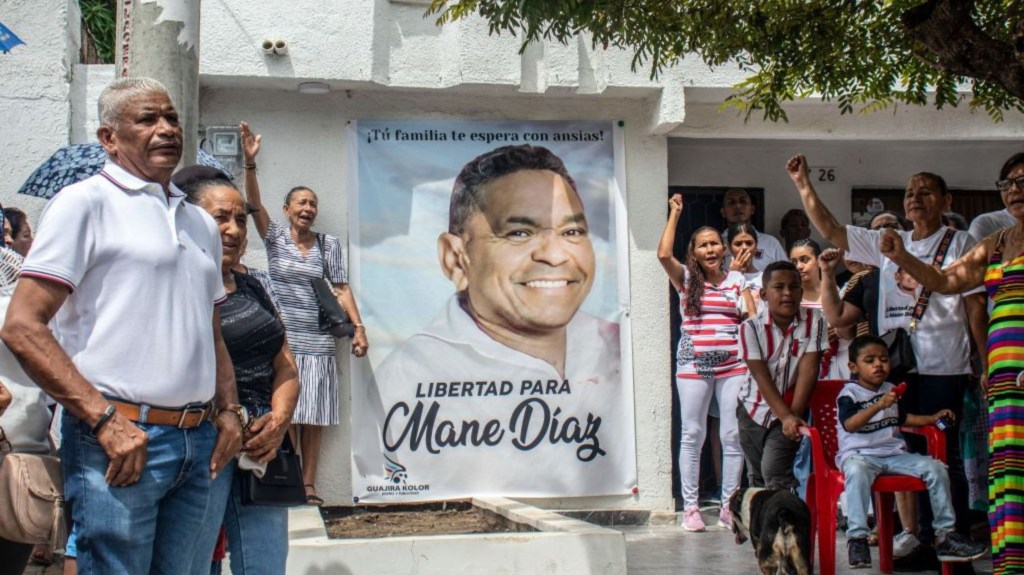 Familiares y amigos del delantero colombiano Luis Díaz participan en una manifestación para pedir la liberación del padre de Díaz en Barrancas, departamento de La Guajira, Colombia, el 5 de noviembre de 2023. (Crédito: LISMARI MACHADO/AFP vía Getty Images)