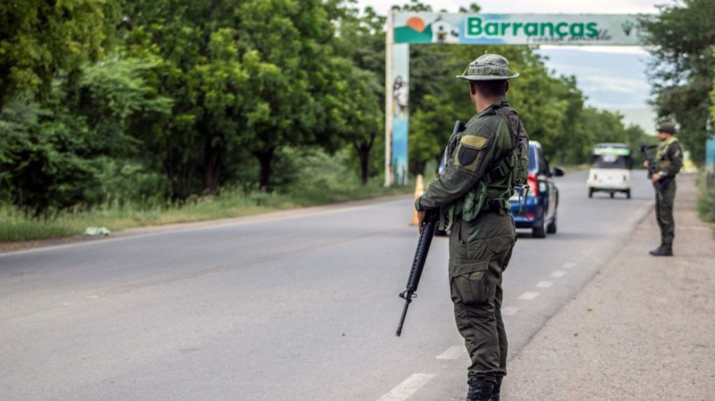 Miembros del Ejército colombiano hacen guardia en un puesto de control en Barrancas -el pueblo natal de Luis Díaz-, La Guajira, Colombia, el 6 de noviembre de 2023. (Crédito: LISMARI MACHADO/AFP vía Getty Images)