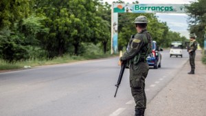 Miembros del Ejército colombiano hacen guardia en un puesto de control en Barrancas -el pueblo natal de Luis Díaz-, La Guajira, Colombia, el 6 de noviembre de 2023. (Crédito: LISMARI MACHADO/AFP vía Getty Images)