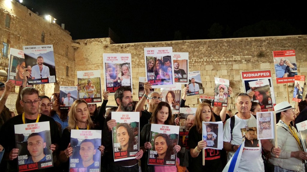 Asistentes a un acto para pedir la liberación de los rehenes israelíes en Jerusalén el 7 de noviembre. (Crédito: Dedi Hayun/Reuters)