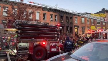 Los bomberos combatieron las llamas en los tres pisos del edificio de piedra rojiza de Albany Avenue. (Crédito: Departamento de Bomberos de la ciudad de Nueva York)