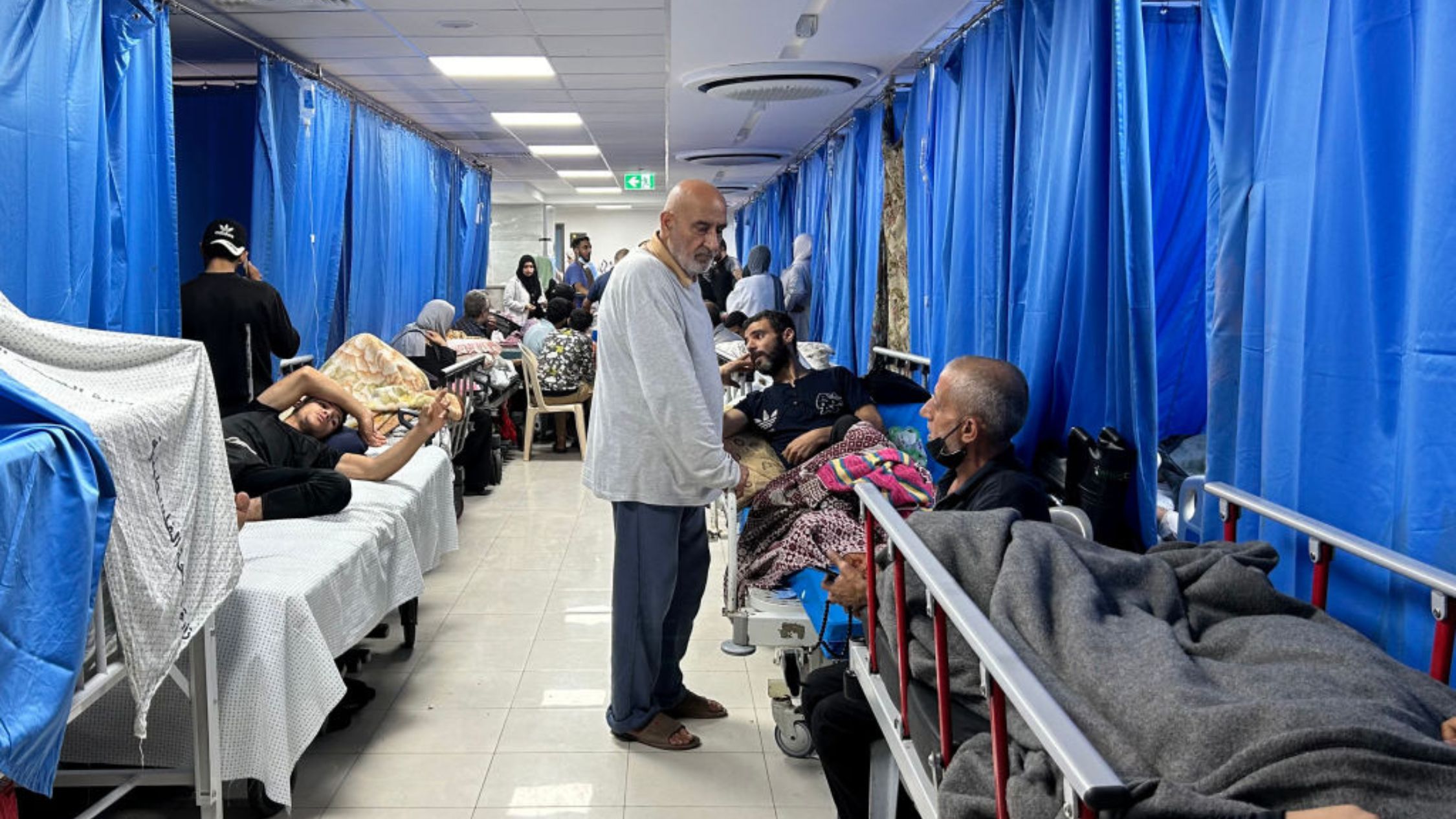 Pacientes y desplazados internos aparecen en la fotografía del hospital Al-Shifa en la ciudad de Gaza el 10 de noviembre de 2023, en medio de las batallas en curso entre Israel y Hamas. (Crédito: KHADER AL ZANOUN/AFP vía Getty Images)