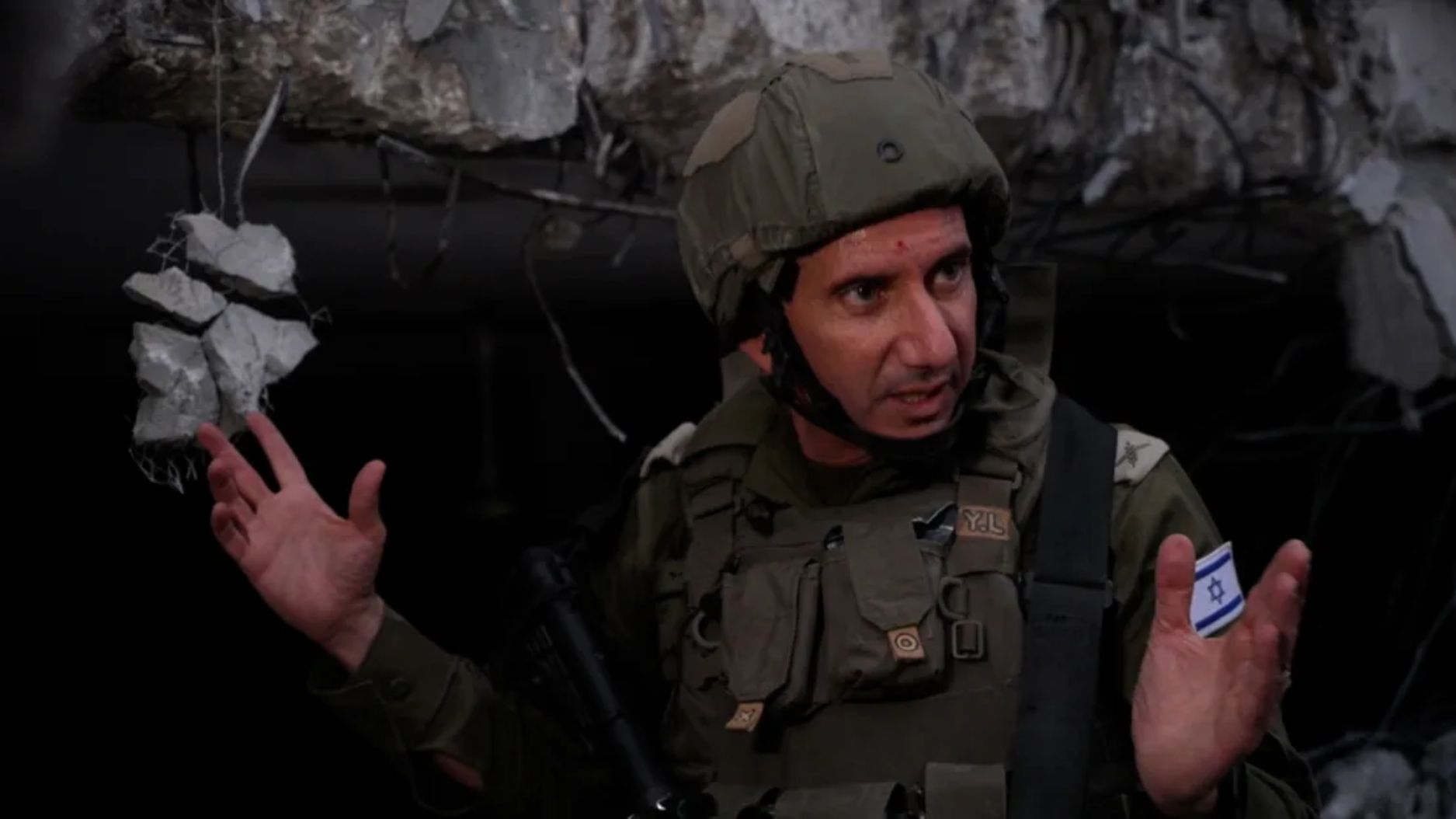 El portavoz de las FDI, el contralmirante Daniel Hagari, dentro de Gaza. (Crédito: CNN)