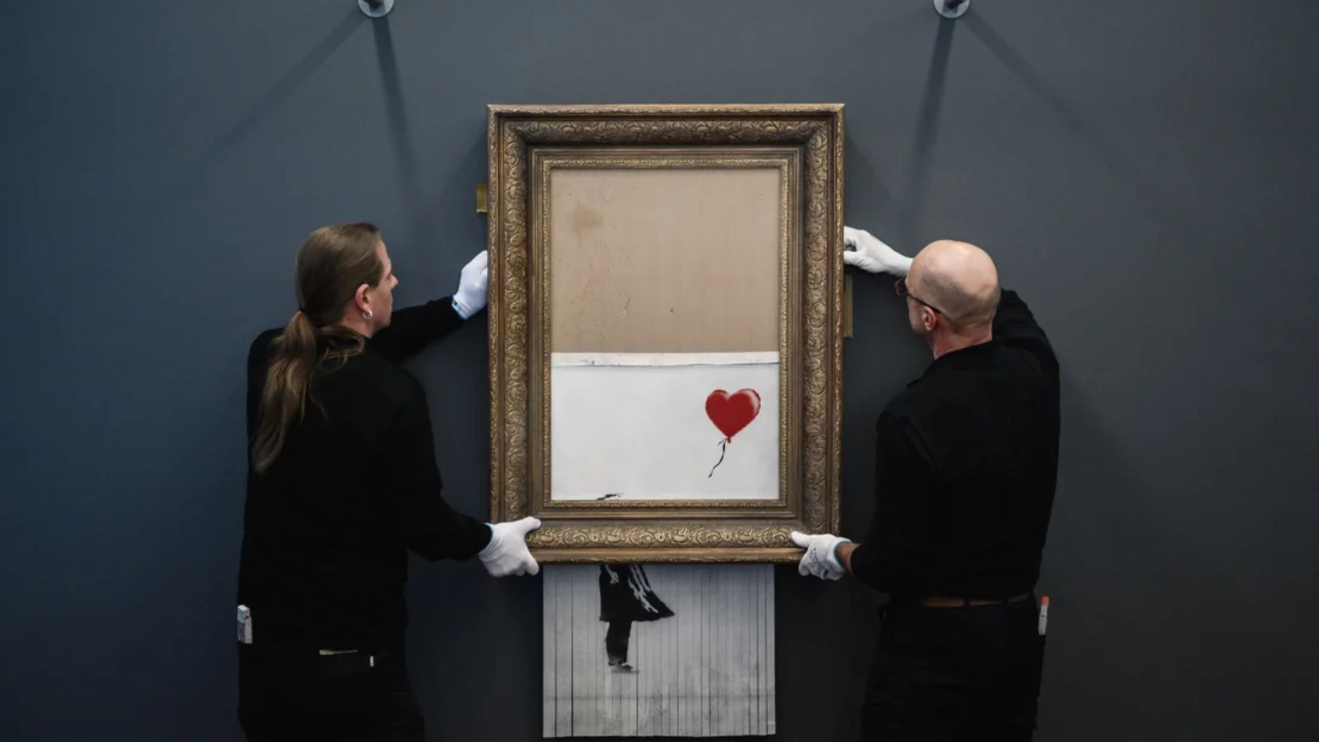 "Love In The Bin" de Banksy pasó por una trituradora oculta segundos después de que cayera el martillo en la venta nocturna de arte contemporáneo de Sotheby's el 5 de octubre de 2018. (Crédito: Alexander Scheuber/Getty Images)