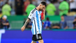 Lionel Messi sale de cambio en el partido de las eliminatorias sudamericanas contra Brasil, el 21 de noviembre de 2023. (Crédito: Buda Mendes/Getty Images)