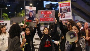 Familiares y amigos de rehenes retenidos en Gaza piden al primer ministro israelí, Benjamin Netanyahu, que los traiga a casa, durante una manifestación en Tel Aviv el 21 de noviembre de 2023. (Crédito: Ahmad Gharabli/AFP/Getty Images)