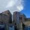 Un asentamiento israelí en Hebrón está cubierto de banderas y carteles el 17 de noviembre. (Crédito: Tara John/CNN)