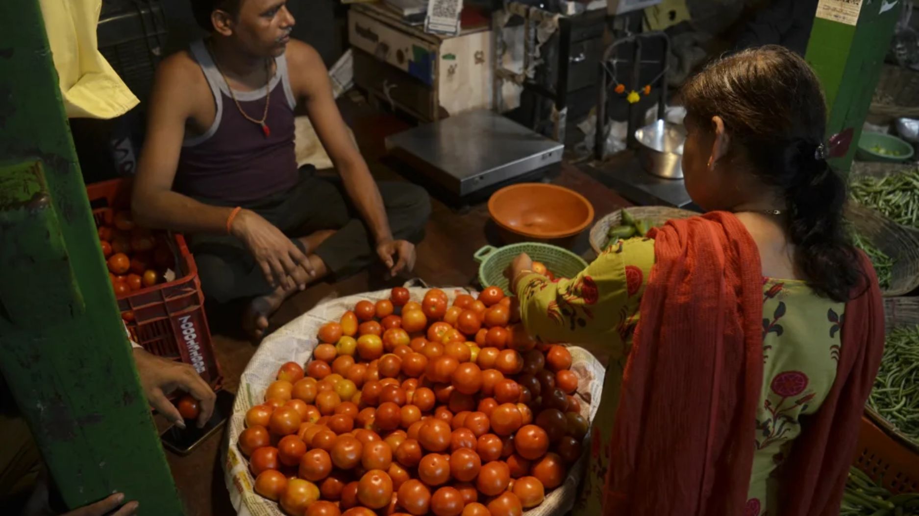 Una plataforma de inteligencia artificial desarrollada por ClimateAi está ayudando a los productores de tomates de la India a adaptarse al clima extremo. (Crédito: Indranil Aditya/NurPhoto/Getty Images)