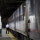 Un conductor de Amtrak flanquea un tren a Milwaukee en Union Station en Chicago, Illinois, el 15 de septiembre de 2022. (Crédito: Scott Olson/Getty Images)