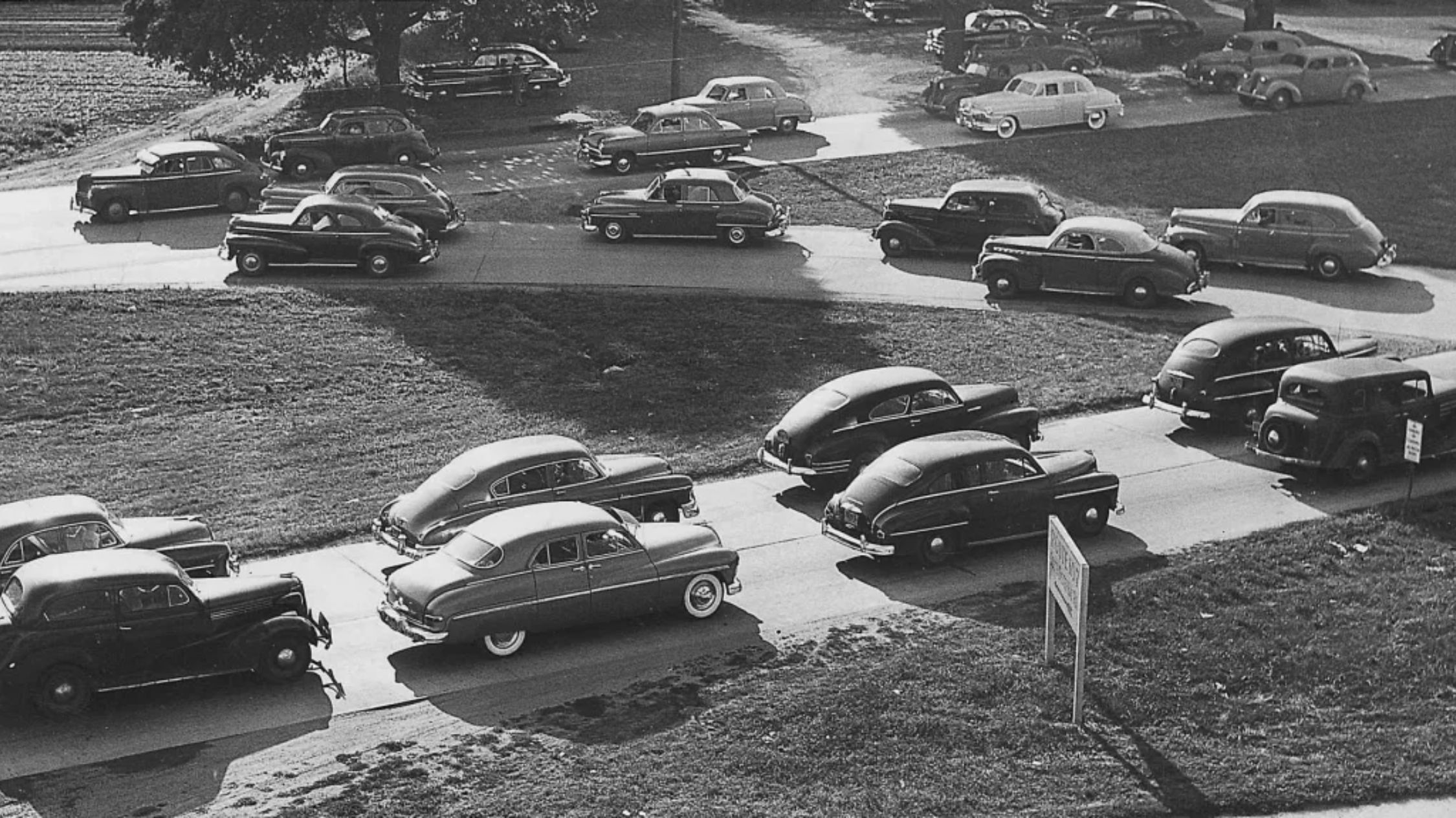 Tráfico de vehículos ​​en la carretera cerca de Levittown, Nueva York, el 28 de septiembre de 1951. (Crédito: Harvey Weber/Newsday RM/Getty Images)