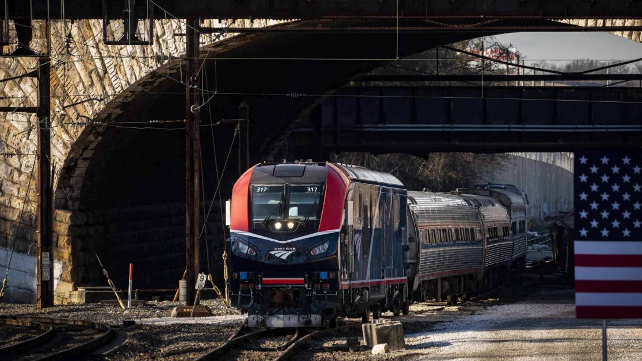 Un tren de Amtrak en Baltimore, Maryland, EE.UU., el 30 de enero de 2023. El presidente Biden está ayudando a iniciar un proyecto para reemplazar el túnel de Baltimore y Potomac, de 150 años de antigüedad, que se considera uno de los peores cuellos de botella que frena el tráfico del tren en el Corredor Noreste. (Crédito: Al Drago/Bloomberg/Getty Images)