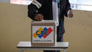 Una persona vota en el simulacro de consulta sobre Esequibo realizado en Venezuela el 19 de noviembre, previo al referédum del 3 de diciembre. (Crédito: FEDERICO PARRA/AFP vía Getty Images)