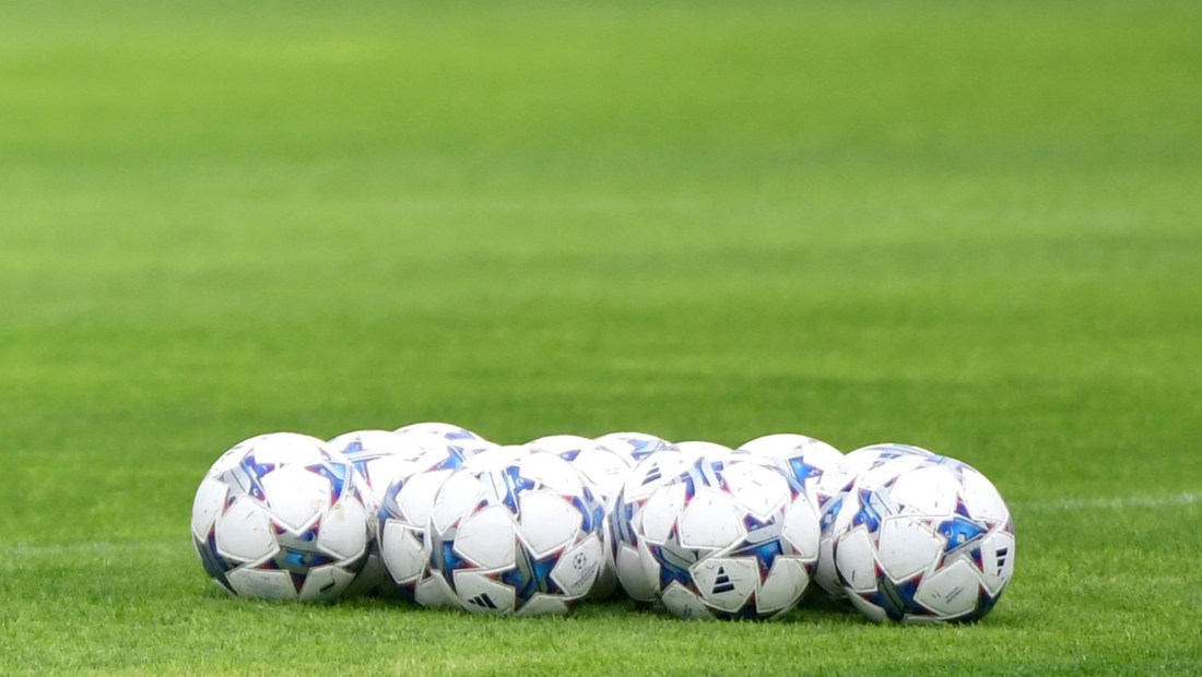 Balones de la Champions League en un entrenamiento del Sevilla el 28 de noviembre de 2023. (Crédito: CRISTINA QUICLER/AFP vía Getty Images)