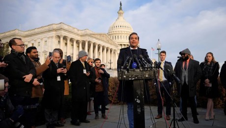 El representante republicano George Santos, de Nueva York, habla con periodistas frente al Capitolio de Estados Unidos el 30 de noviembre en la ciudad de Washington. (Crédito: Drew Angerer/Getty Images)