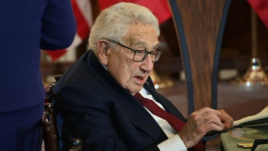 El exsecretario de Estado de Estados Unidos Henry Kissinger asiste a un almuerzo en el Departamento de Estado de EE.UU. en la ciudad de Washington, el 1 de diciembre de 2022. (Crédito: ROBERTO SCHMIDT/AFP vía Getty Images)
