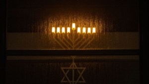 Un candelabro por Janucá en una vivienda en Stuttgart, Alemania (Crédito: Marijan Murat/picture alliance via Getty Images)