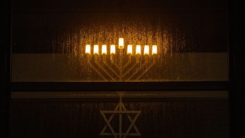 Un candelabro por Janucá en una vivienda en Stuttgart, Alemania (Crédito: Marijan Murat/picture alliance via Getty Images)