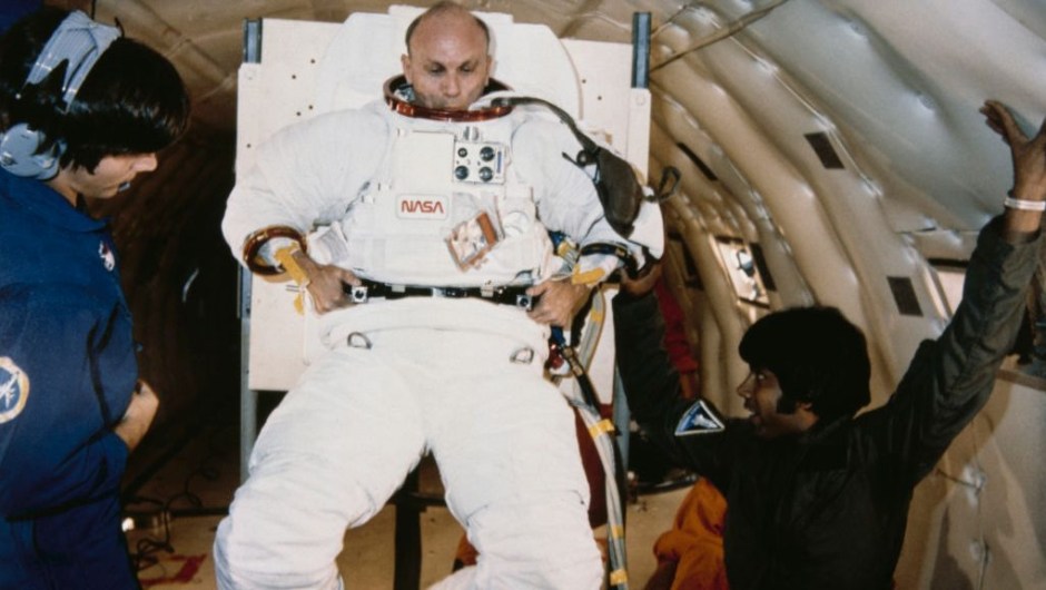 El astronauta estadounidense Thomas Kenneth Mattingly II, comandante de la misión STS-4 del transbordador espacial Columbia de la NASA, aprende a ponerse y quitarse el traje espacial a bordo de un avión simulador de gravedad cero el 22 de julio de 1981. (Foto de Space Frontiers/Archive Photos/Getty Images)