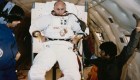El astronauta estadounidense Thomas Kenneth Mattingly II, comandante de la misión STS-4 del transbordador espacial Columbia de la NASA, aprende a ponerse y quitarse el traje espacial a bordo de un avión simulador de gravedad cero el 22 de julio de 1981. (Foto de Space Frontiers/Archive Photos/Getty Images)
