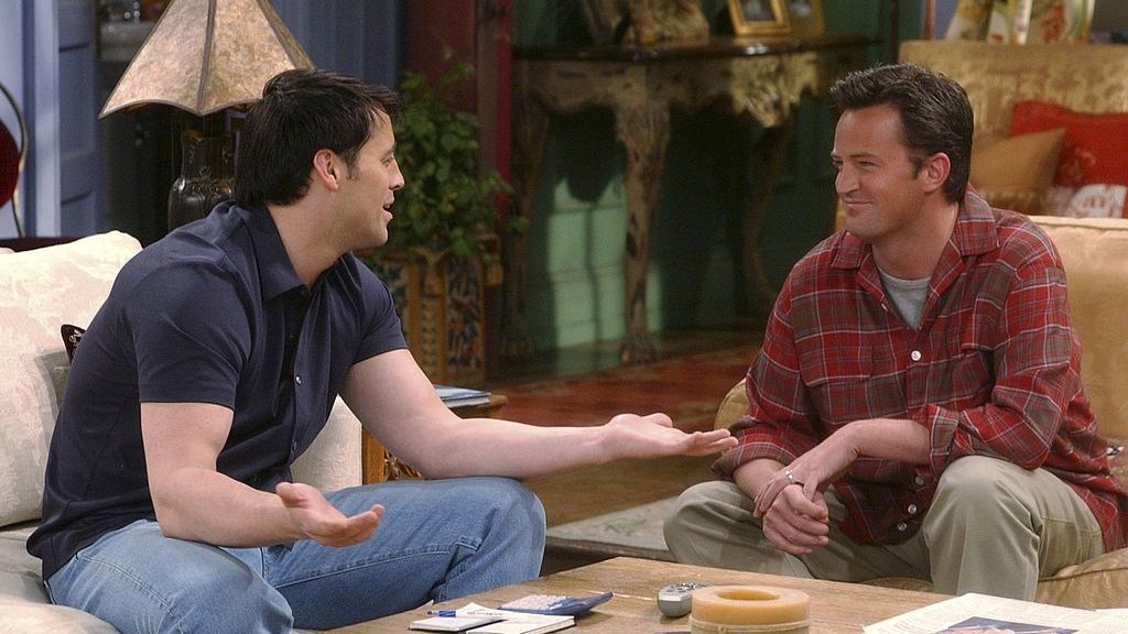 حلقة الأصدقاء تم بثها في 9/5/2002 - مات ليبلانك في دور جوي تريبياني وماثيو بيري في دور تشاندلر بينج (الصورة: NBCU Photo Bank)