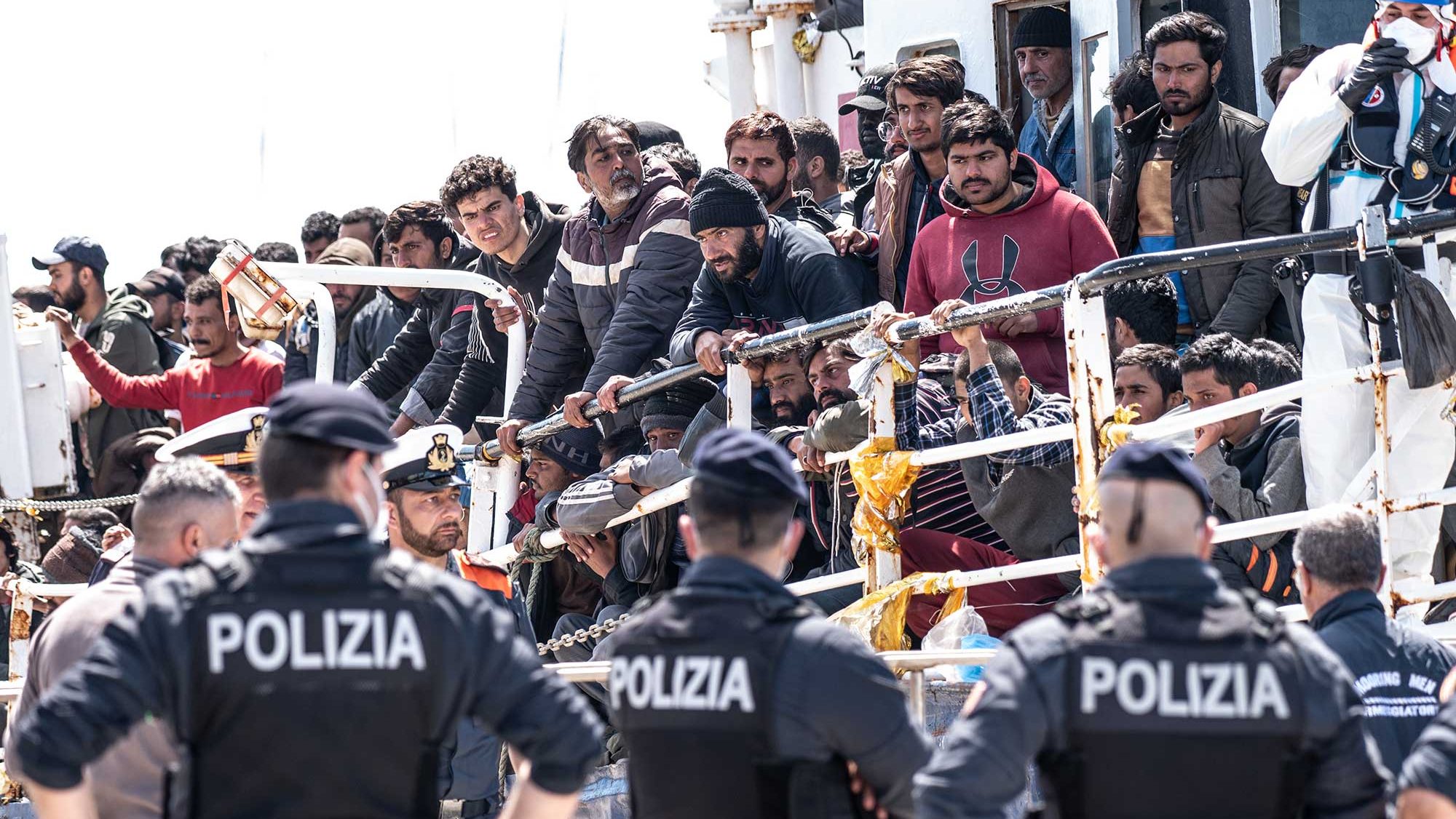 Italia y Albania firman un acuerdo para construir centros de detención de inmigrantes en Albania para personas que lleguen en barco a Italia
