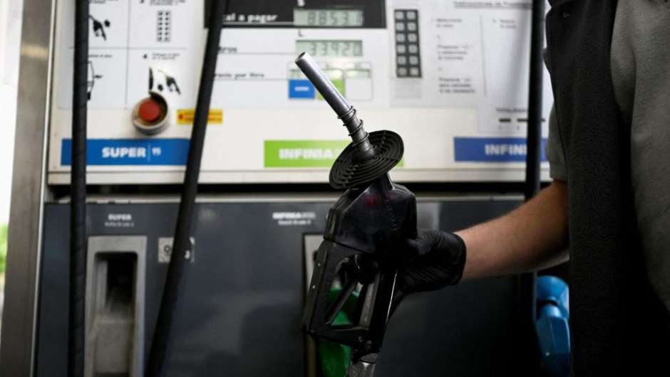 Una estación de servicio donde se carga combustible en Argentina (Crédito LUIS ROBAYO/AFP via Getty Images)