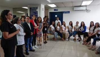 Concursantes de Miss Universo 2023 escuchan a los médicos durante una visita al Hospital Infantil Benjamín Bloom el 08 de noviembre de 2023 en San Salvador, El Salvador. Concursantes de más de 85 países competirán en la gala de coronación de Miss Universo 2023 el 16 de noviembre en San Salvador. (Foto de APHOTOGRAFIA/Getty Images)