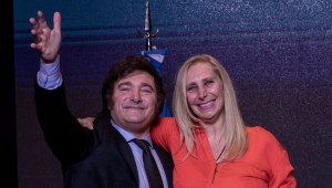 Karina y Javier Milei festejan los resultados electorales en Argentina, el 19 de noviembre de 2023 (Anita Pouchard Serra/Bloomberg via Getty Images)