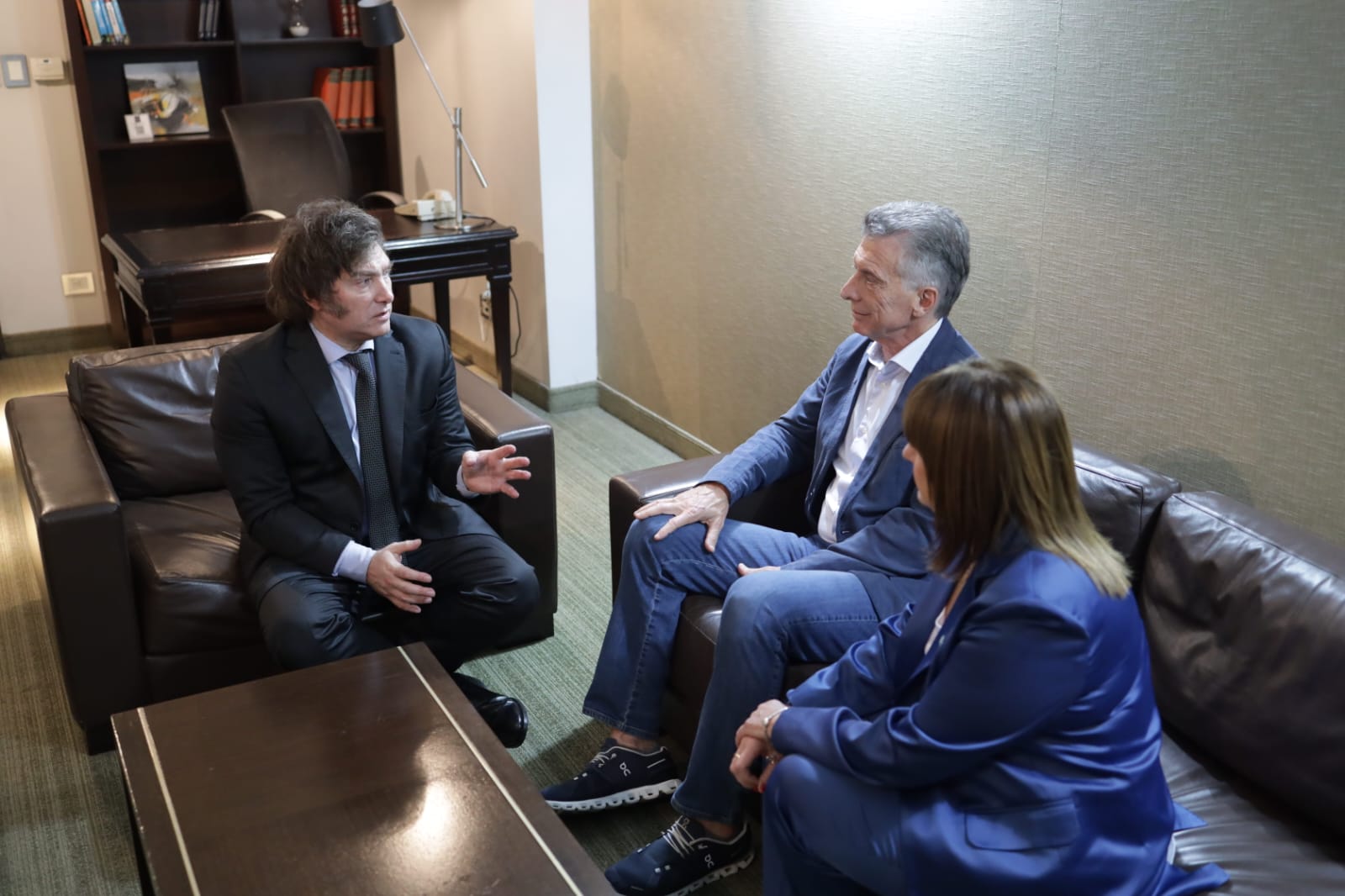 Javier Milei, presidente electo de Argentina, junto a Mauricio Macri y Patricia Bullrich (Cortesía La Libertad Avanza)