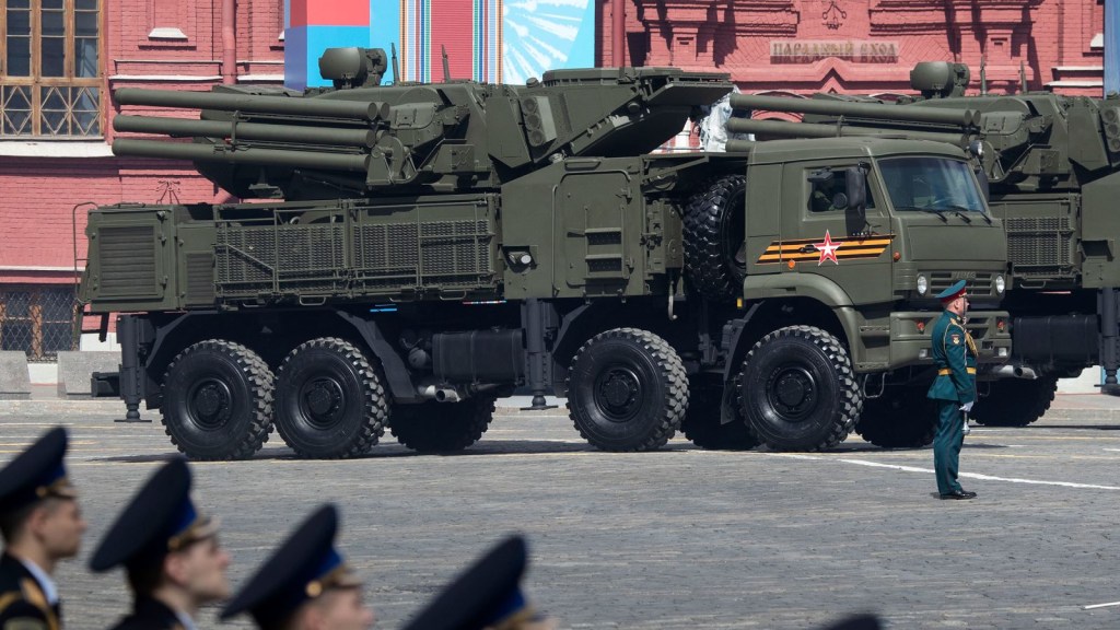 Esta fotografía de 2021 muestra el sistema ruso de armas de artillería antiaérea y misiles tierra-aire Pantsir-S1 en la Plaza Roja durante un ensayo para el desfile militar del Día de la Victoria en Moscú, Rusia.
