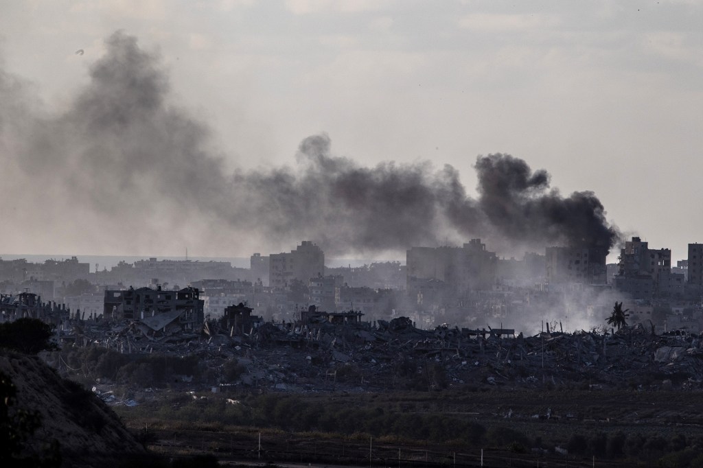 El humo se eleva en Gaza mientras continúan los ataques israelíes el 21 de noviembre. (Mostafa Alkharouf/Anadolu/Getty Images)