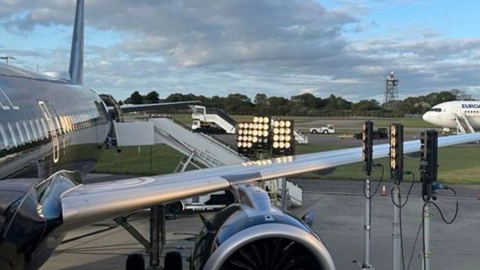 Este Airbus A321 partió de Stansted en Londres el 4 de octubre con varias ventanas de la cabina dañadas debido a las luces de alta potencia utilizadas durante un evento de filmación, en la foto. (Crédito: AAIB)
