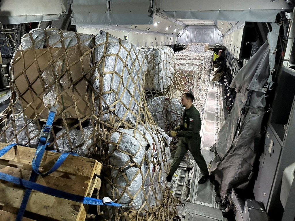 La ayuda humanitaria para Gaza se carga en un avión de la Fuerza Aérea Francesa en la Base Aérea de Orleans, Francia, el 4 de noviembre. (Clotaire Achi/Reuters)