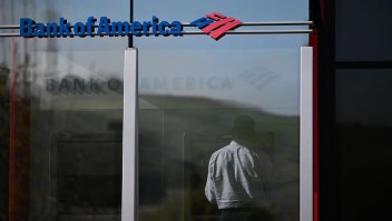 Un cliente utiliza un cajero automático fuera de una sucursal de Bank of America. (Patrick T. Fallon/AFP/Getty Images)