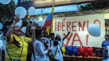 La gente marcha durante una manifestación en favor del padre del futbolista colombiano de Liverpool, Luis Díaz, después de que fue secuestrado, en Barrancas, La Guajira, Colombia, el 31 de octubre de 2023. (Foto de LISMARI MACHADO/AFP vía Getty Images)