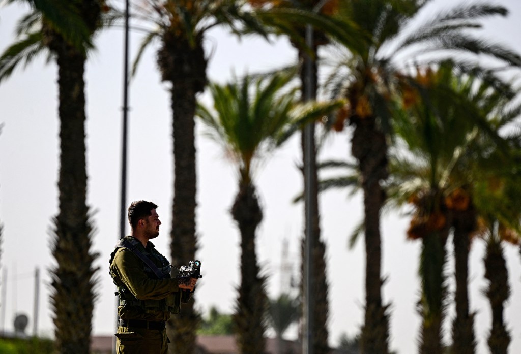 Un soldado hace guardia frente a la base aérea de Hatzerim, cerca de Beersheba, en el distrito sur de Israel, el 24 de noviembre. (John MacDougall/AFP/Getty Images)