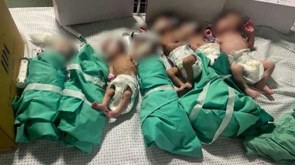 Los recién nacidos son colocados en una cama después de ser sacados de las incubadoras en el Hospital Al-Shifa de Gaza cuando se acabó el suministro de oxígeno en la unidad neonatal, el 12 de noviembre.