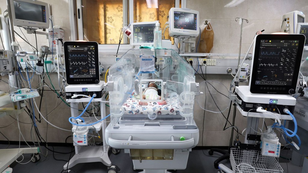 La crisis de hospitales en Gaza afecta especialmente a los bebés prematuros.