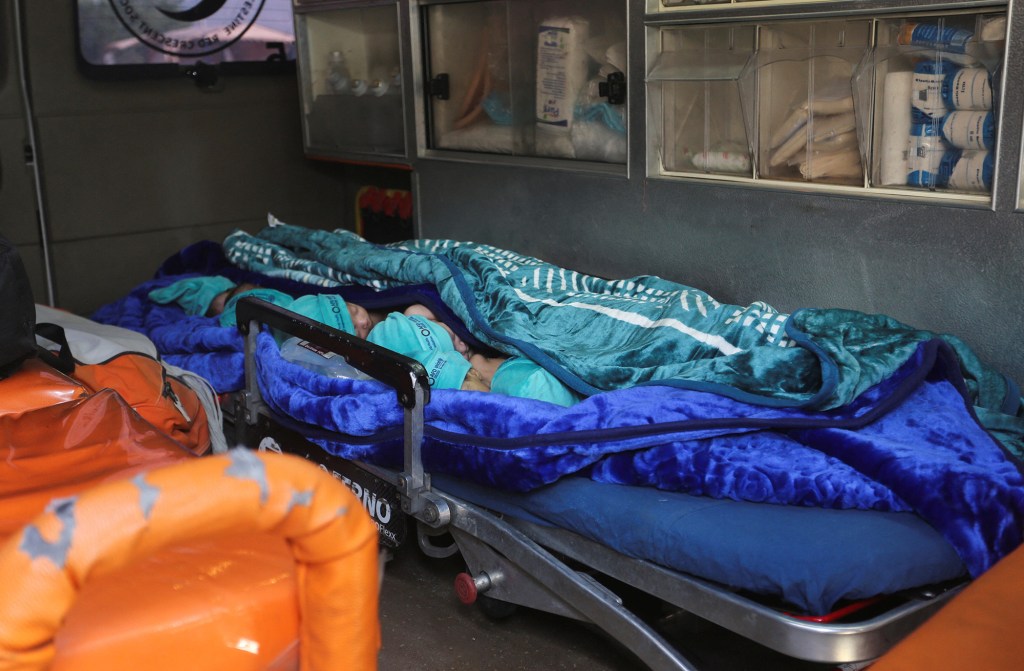 Los bebés prematuros, que fueron evacuados del Hospital Al-Shifa, yacen en una ambulancia antes de ser transportados a través del cruce de Rafah hacia Egipto el 20 de noviembre. (Hatem Khaled/Reuters)