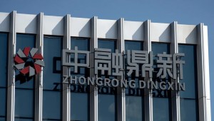 Señalización encima de las oficinas de Zhongrong International Trust Co. en Beijing, China, el lunes 21 de agosto de 2023.