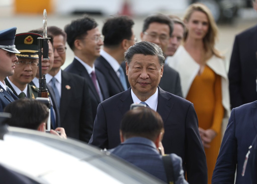 El presidente de China, Xi Jinping, llega al Aeropuerto Internacional de San Francisco antes de la cumbre de APEC el 14 de noviembre en San Francisco, California. Justin Sullivan/Getty Images