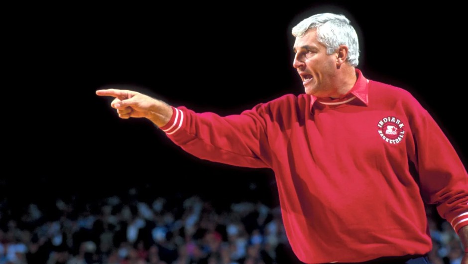 Bobby Knight, entrenador de la Universidad de Indiana en diciembre de 1994, grita y señala durante un partido contra Kentucky en Louisville. John Biever/Sports Illustrated/Getty Images